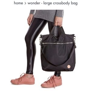 Shorty Love Large Wonder Crossbody in black
